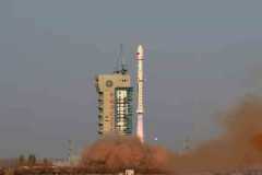 China luncurkan roket Long March-2D yang membawa delapan satelit